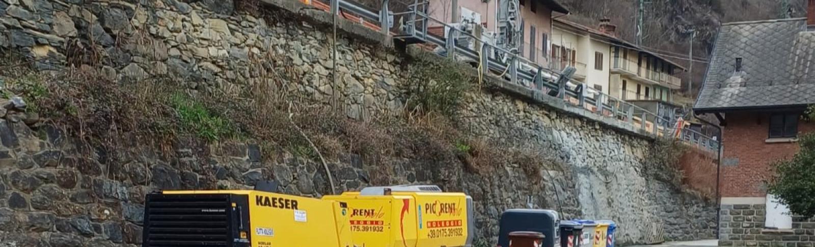 Traves, cantiere in centro paese