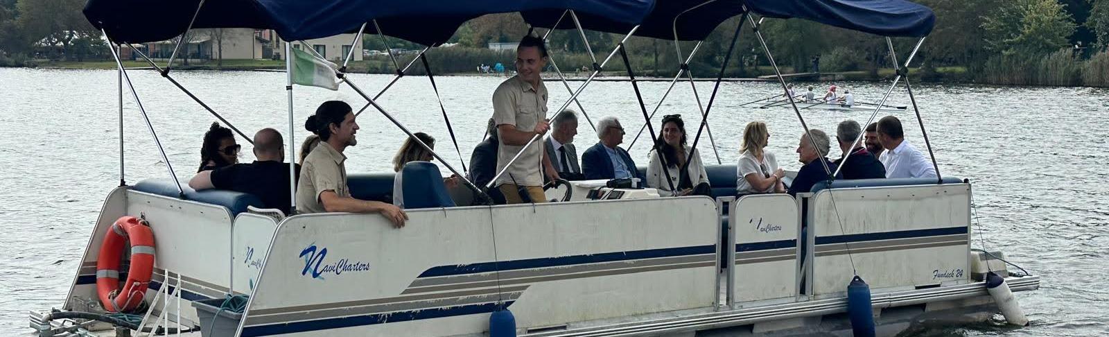 Il battello elettrico sul lago di Candia