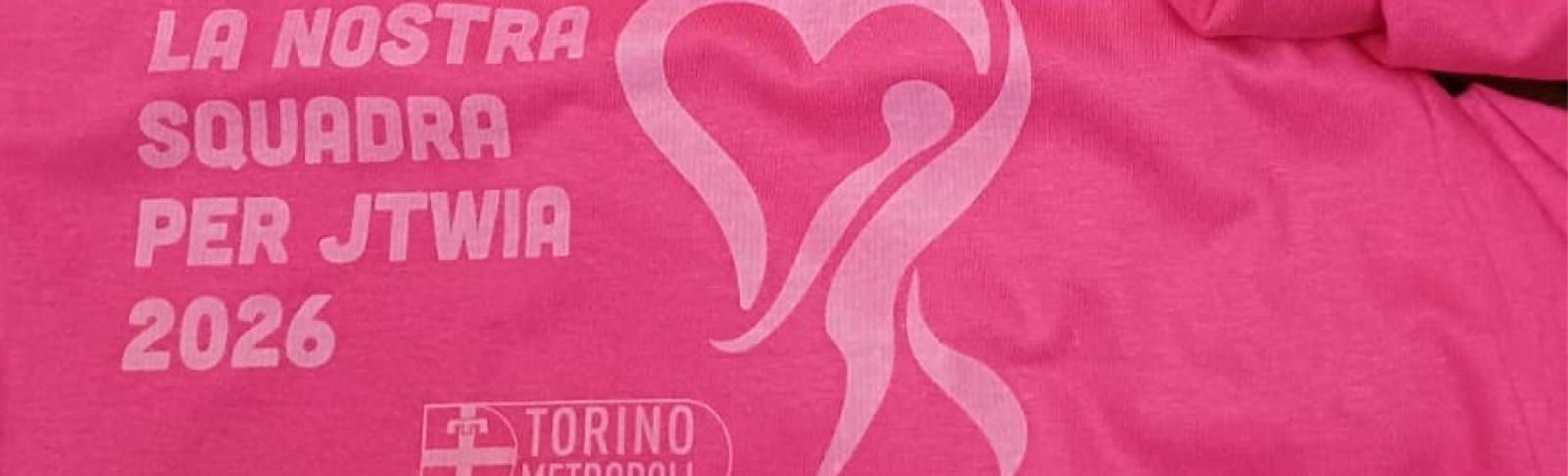 Dettaglio della maglietta JTWIA 2026