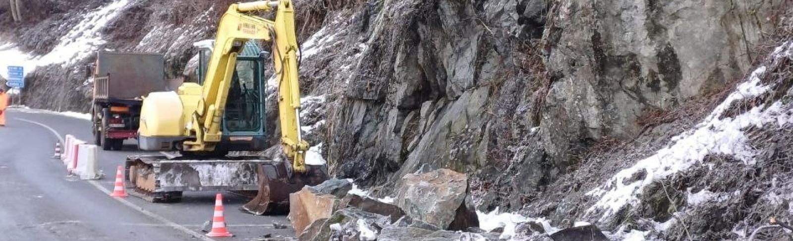 operazioni di disgaggio massi sulla Sp 32