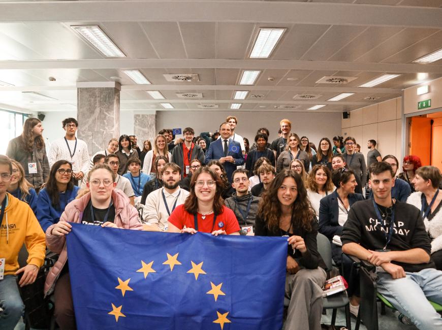 Foto di gruppo con i mano la bandiera europea
