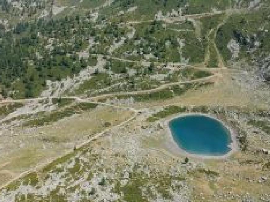 Vista sul Lago Lauson e strada sterrata per la cima della Conca