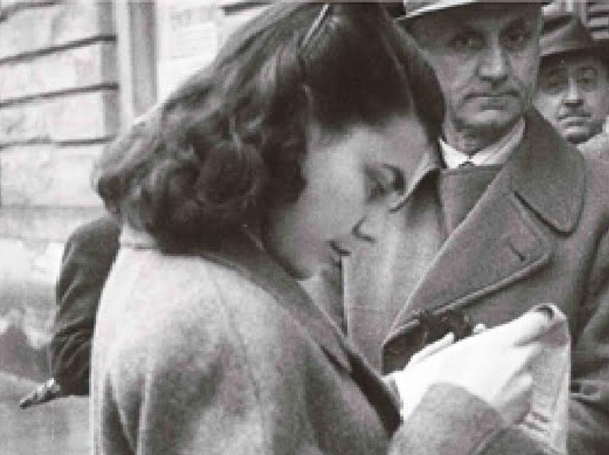 Giovane ragazza fuori dai seggi elettorali