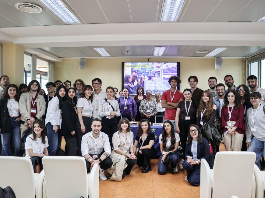 Fotografia di gruppo, scattata a fine evento, con le docenti Alba Garavet e Marinella Belluati e gli studenti universitari.