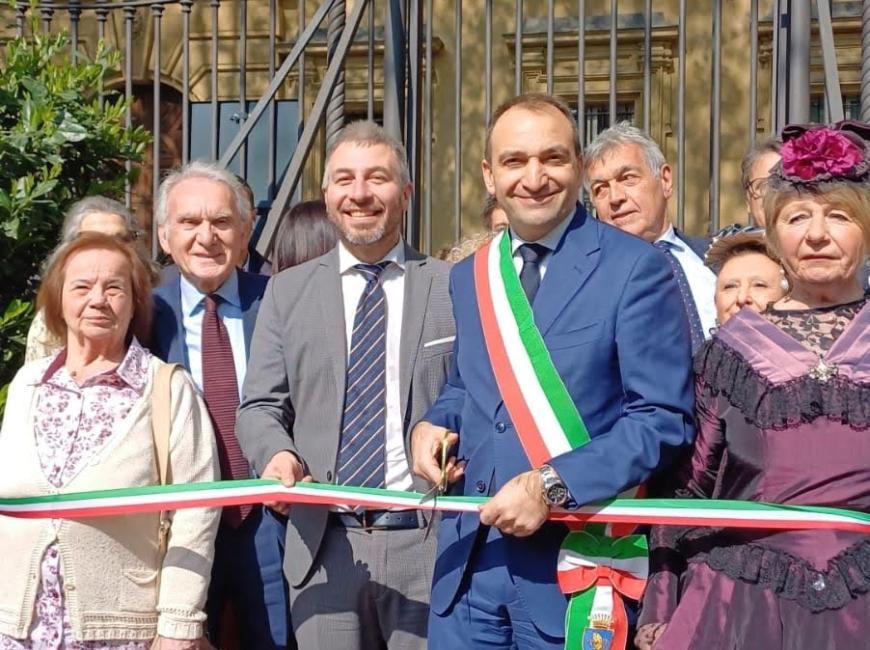Il sindaco con fascia tricolore inaugura il bando