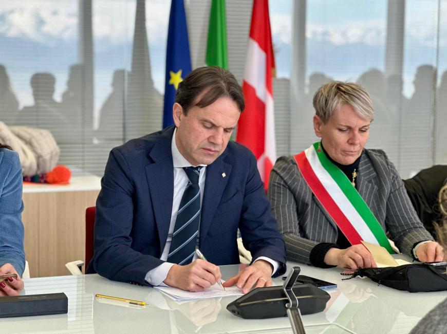 La consigliera Sonia Cambursano al tavolo