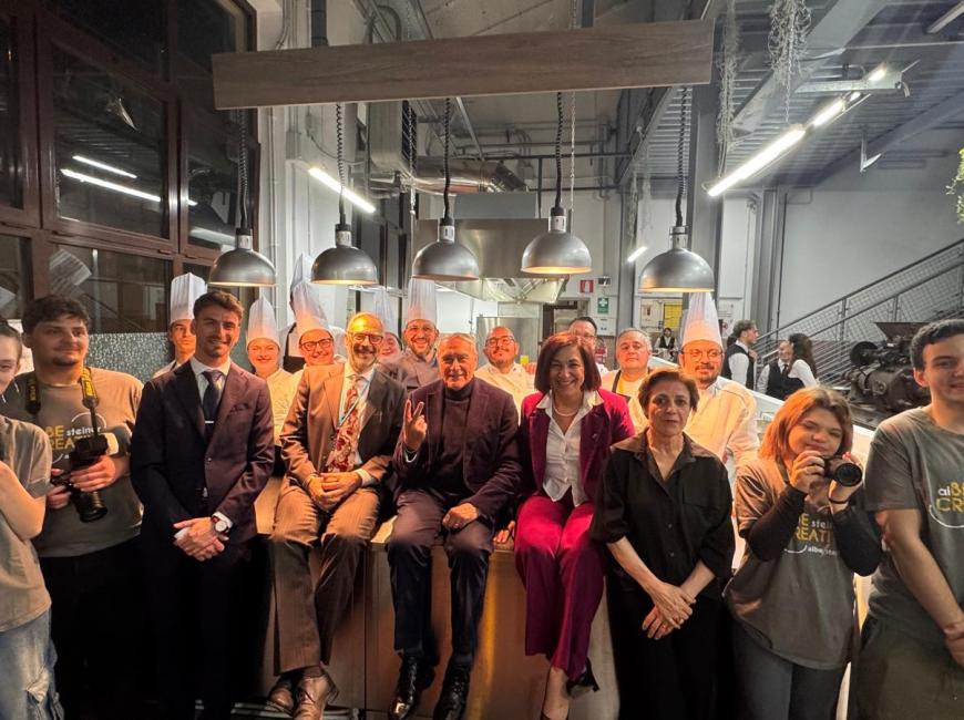 foto di gruppo cena della legalità con Pietro Grasso