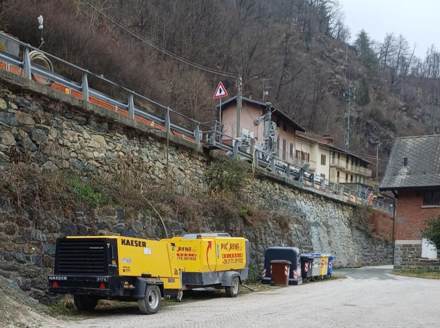 Traves, cantiere in centro paese