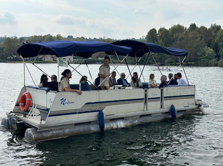 Il battello elettrico sul lago di Candia