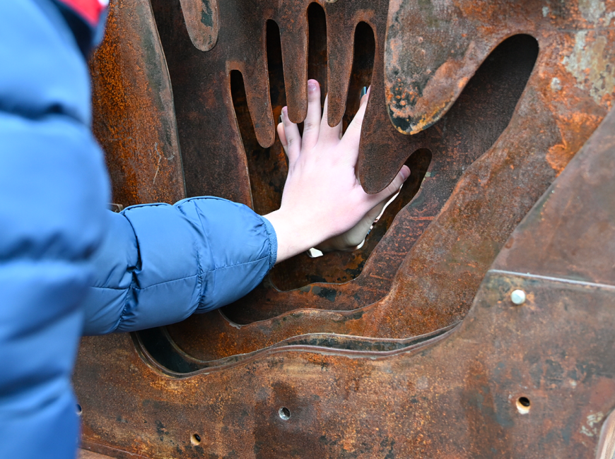 Dettaglio dell'installazione. Mani che si incontrano