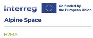 Su sfondo bianco, scritta blu Interreg Alpine Space e sotto c'è l'acronimo H2MA in colore verde.