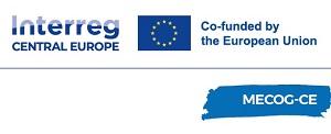 Logo Progetto: su sfondo bianco scritta Interreg Central Europe e su sfondo blu scritta MECOG_CE.