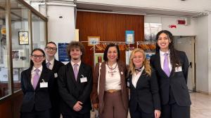 Caterina Greco con gli studenti del Giolitti di Toirno 