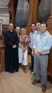foto di gruppo per gli organizzatori del concerto