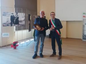 Sindaco di Bricherasio Simone Ballari e Franco Senestro, curatore della mostra
