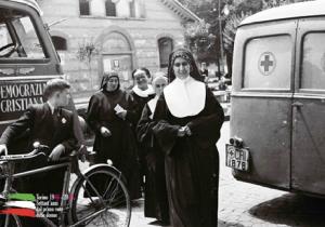 Gruppo di suore davanti al seggio elettorale 2 giugno 1946