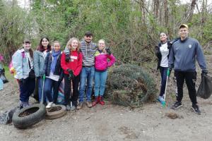 Studenti in azione ad Azeglio durante la giornata di sensibilizzazione ambientale Puliamo il Lago di Viverone