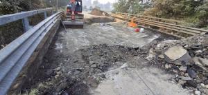 Preparazione del rinforzo dell’estradosso dell’impalcato del ponticello sulla strada provinciale 39.