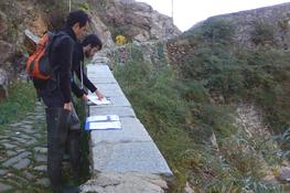 Volontari del servizio civile durante la raccolta dati durante un rilievo