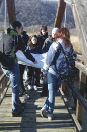 Volontari del servizio civile durante la raccolta dati durante un rilievo