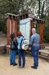 Dei colleghi di città metropolitana studiano un percorso efficiente da svolgere per la raccolta dei dati durante un sopralluogo 