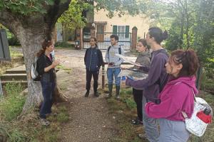 Volontari del servizio civile durante un corso di formazione sul campo