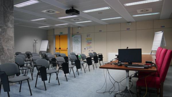 Sala con serie poltrone mobili