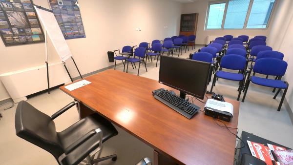 Sala con serie poltrone mobili