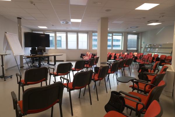 Sala con serie poltrone mobili disposte a semi cerchio