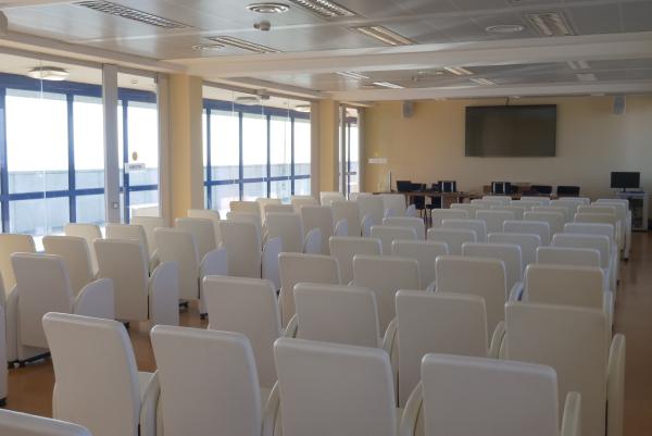 Sala con serie poltrone mobili e vista panoramica