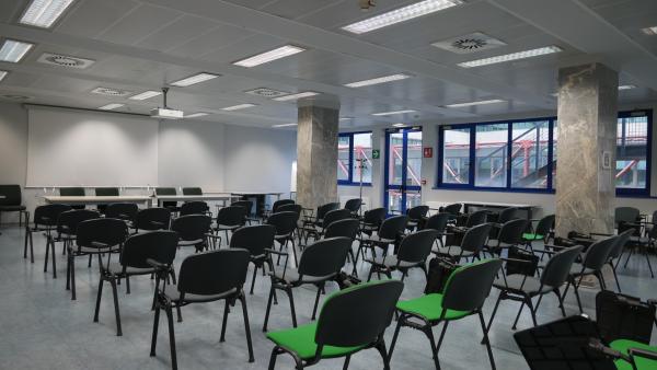 Sala con serie poltrone mobili