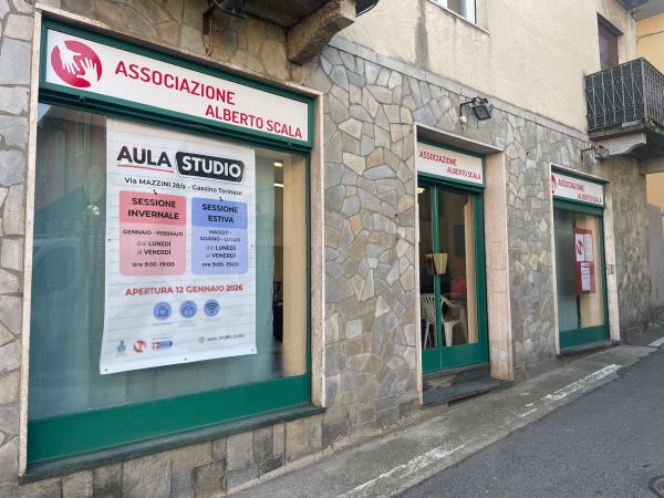 Vetrina della nuova aula studio a Gassino