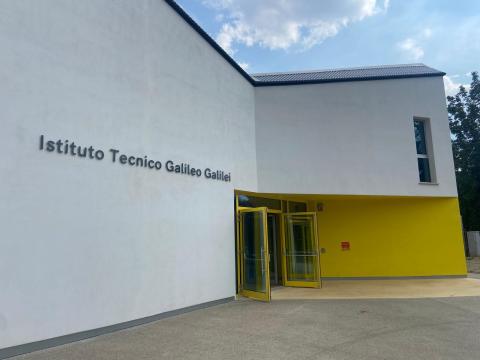 l'esterno della nuova scuola