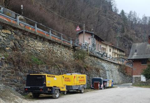 Traves, cantiere in centro paese