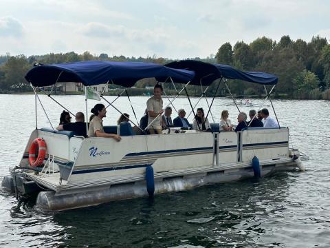 Il battello elettrico sul lago di Candia