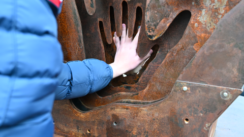 Dettaglio dell'installazione. Mani che si incontrano