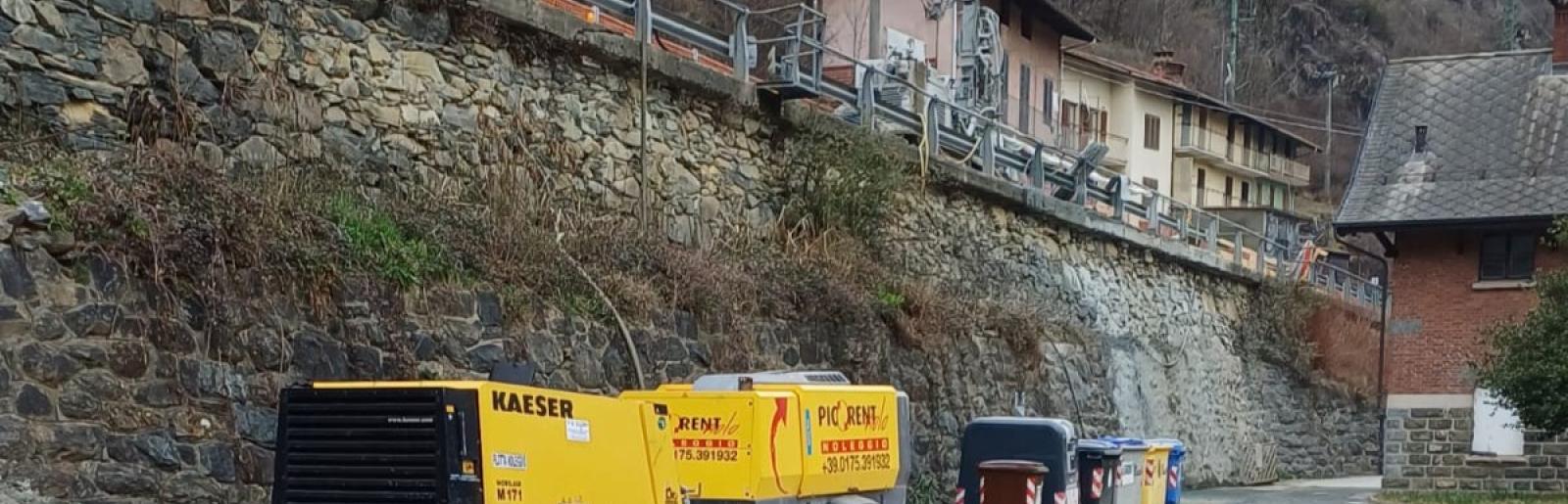 Traves, cantiere in centro paese