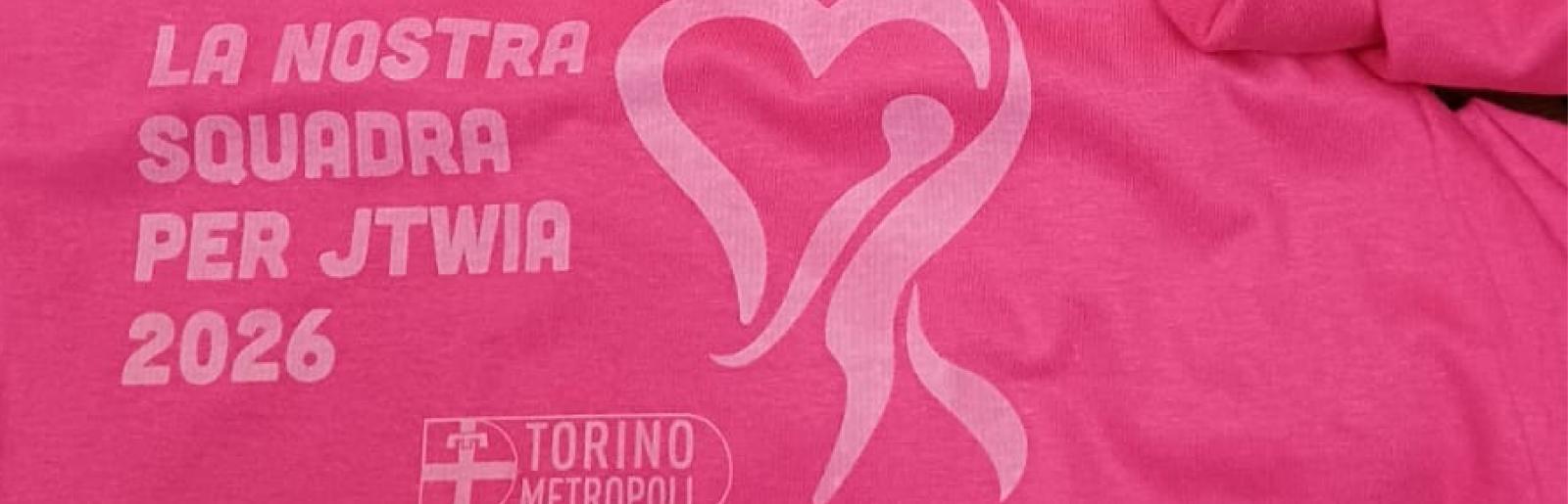 Dettaglio della maglietta JTWIA 2026